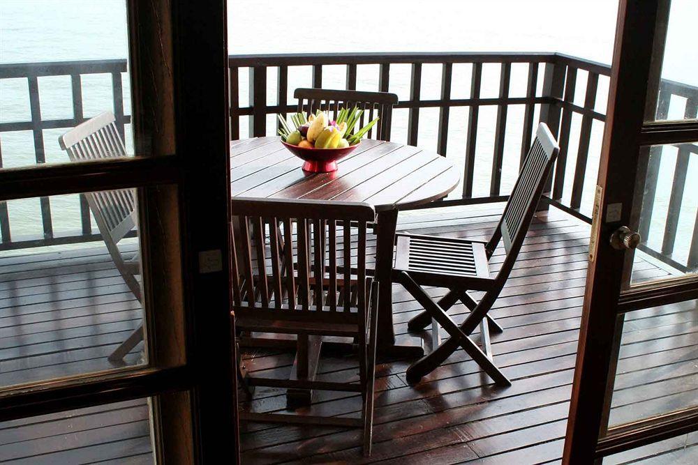 Avillion Port Dickson Hotel Exterior foto A balcony