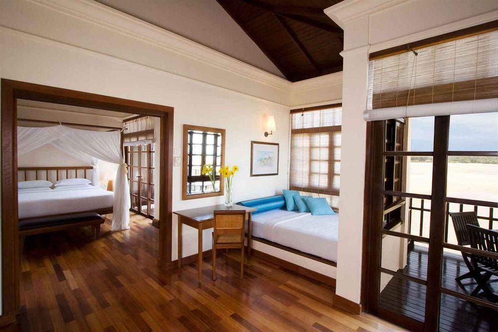 Avillion Port Dickson Hotel Exterior foto A room at the resort