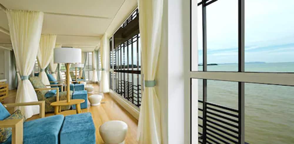 Avillion Port Dickson Hotel Exterior foto The interior of a suite