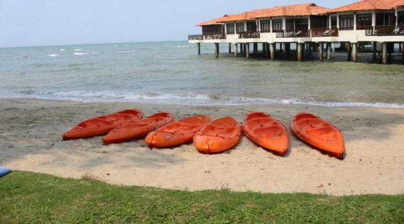 Avillion Port Dickson Hotel Exterior foto Kayaks at the beach