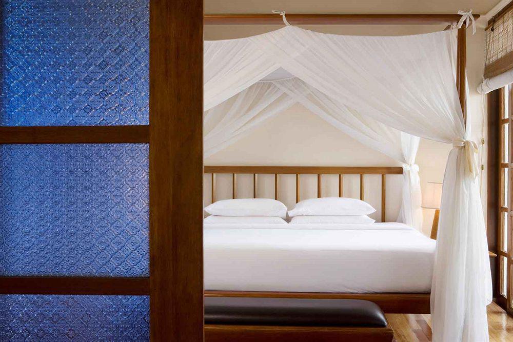 Avillion Port Dickson Hotel Exterior foto A bed with a mosquito net