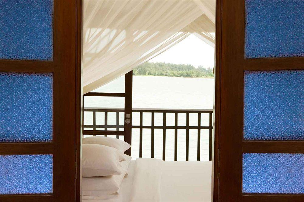 Avillion Port Dickson Hotel Exterior foto A view of the river from a guest room