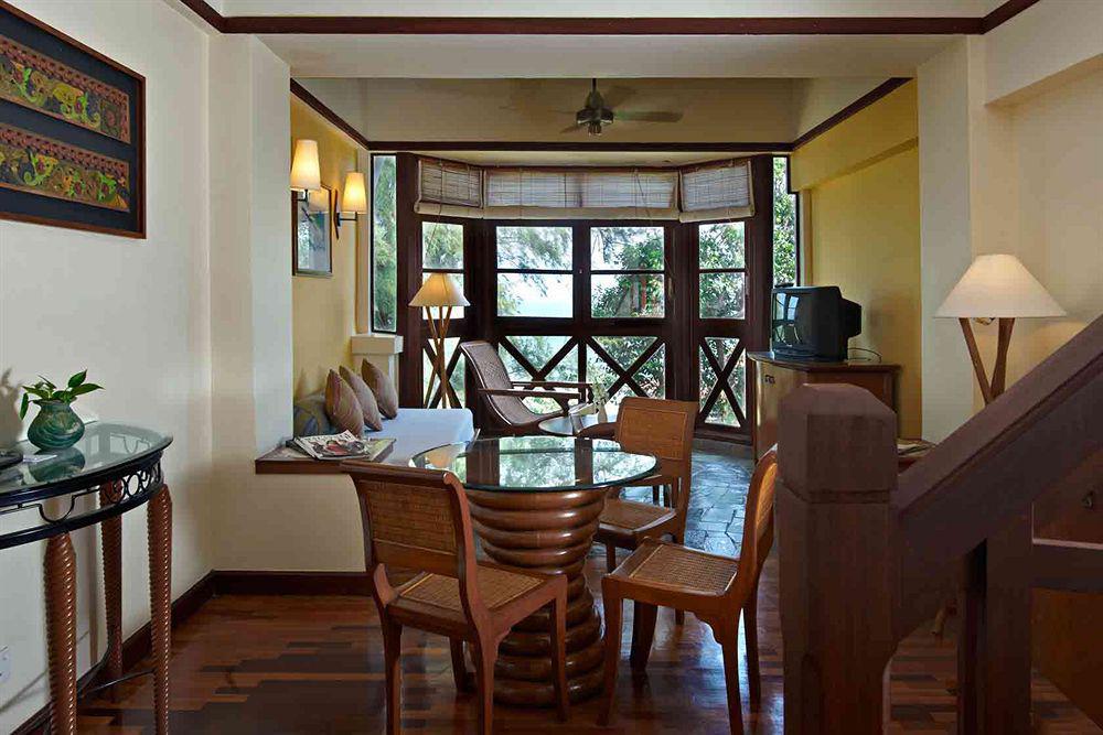 Avillion Port Dickson Hotel Exterior foto A living room in a suite at the Shangri-La Tanjung Rhu Resort, Langkawi, Malaysia